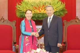 Party General Secretary and State President To Lam (right) welcomes President of the Australian Senate Sue Lines in Hanoi on August 27. (Photo: VNA)