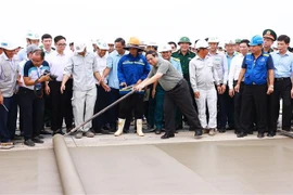 PM Pham Minh Chinh joins workers at the Long Thanh International Airport project in Dong Nai province on September 24. (Photo: VNA)