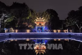 Hanoi pilots night tour to Van Mieu – Quoc Tu Giam 