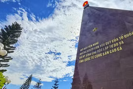 Candle-lighting ceremony in tribute to heroic martyrs