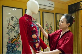 Designer incorporates Hang Trong paintings into “Ao dai” collection