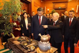 Vietnamese, Chinese Party leaders attend tea party
