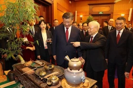 Vietnamese, Chinese Party leaders attend tea party