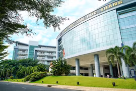 First four-star university in Vietnam receives certificate