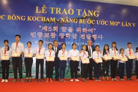 RoK firms present scholarships to poor students in Binh Duong