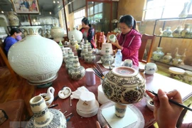 Efforts made to promote Chu Dau pottery brand name