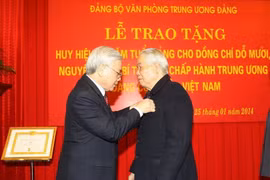 Photos of Do Muoi with Party chief Nguyen Phu Trong