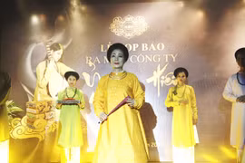 Young people join hands to restore traditional costumes 