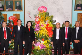 Hanoi authorities congratulate parishioners on Christmas 
