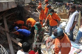 Indonesian President visits quake site