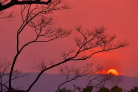 Fire on the mountain: sunset tours in Son Tra