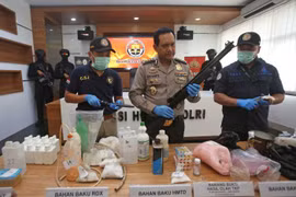 Indonesia arrests militants in bomb attack plot