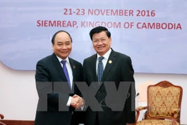 Prime Minister meets Lao counterpart 