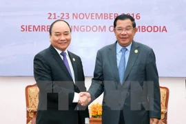 PM affirms wish to develop stronger ties with Cambodia