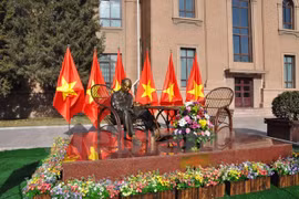 Embassy in China unveils statue of President Ho Chi Minh