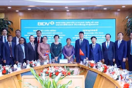 Cambodian official visits headquarters of Vietnamese bank