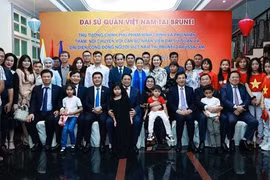 PM meets with representatives of Vietnamese community in Brunei