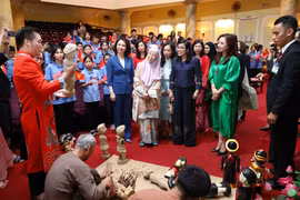 Spouses of Vietnamese, Malaysian PMs enjoy water puppetry in Hanoi