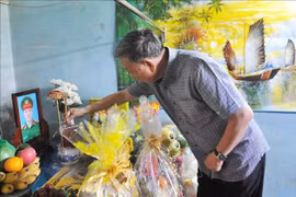 Public security ministry delegation visits families of martyrs in Dak Lak armed attacks 