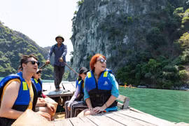 Vietnam earns almost 26 billion USD from tourists in 11 months