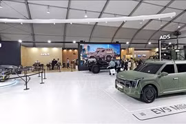 Vietnamese delegation attends defence exhibition in RoK