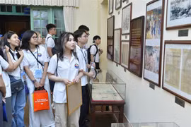 Vietnam Fatherland Front leader meets overseas Vietnamese youths