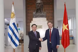 NA Chairman Vuong Dinh Hue receives Uruguay’s Canelones governor