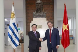 NA Chairman Vuong Dinh Hue receives Uruguay’s Canelones governor