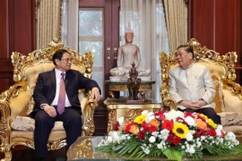 PM Pham Minh Chinh visits former leaders of Laos
