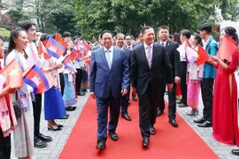 Vietnamese, Cambodian PMs talk to FTU students