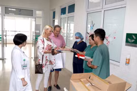British couple return to thank medical staff for saving them from COVID-19
