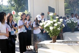 Young OVs pay tribute to heroic martyrs at Dong Loc T-junction