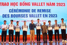 Foreign-sponsored scholarships worth over 2.5 billion VND granted to students