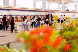 Tourist train service from Beijing to Vientiane commences
