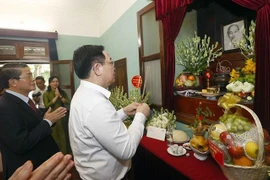 NA Chairman offers incense in tribute to late President Ho Chi Minh