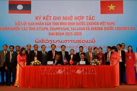 Binh Dinh signs cooperation pact with four southern Lao localities