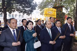 President, overseas Vietnamese offer Lunar New Year incense