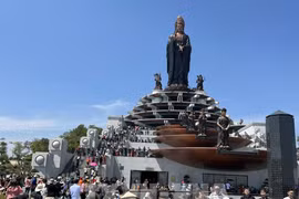 Revenue from tourists reaches over 3.6 billion USD in two months