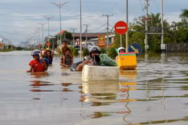Cambodian PM demands support for flood victims