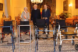 Belgian parliamentarian André Flahaut presents gifts to AO victims in Vietnam