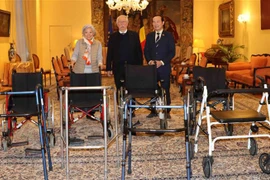 Belgian parliamentarian André Flahaut presents gifts to AO victims in Vietnam