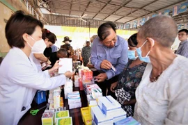 Vietnamese doctors offer free medical check-ups, medicines for people in Cambodia