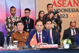 Vietnamese FM meets Japanese counterpart