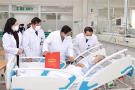 PM pays Tet visits to Hanoi’s hospitals