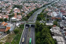 Indonesia promotes infrastructure development projects serving economic development