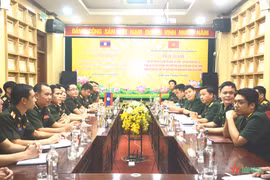 Vietnamese, Lao junior army officers join friendship exchange