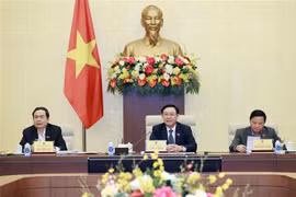 Top legislator stresses importance of keeping close watch on macro-economic situation