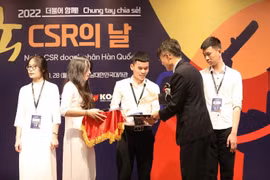 Korean firms present scholarships to Vietnamese students