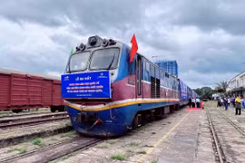 Train carrying exports to China from southern Binh Duong province debuts
