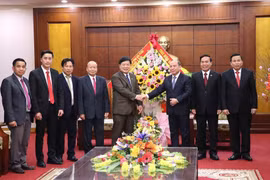 Houaphanh province of Laos offers Tet greetings to Hoa Binh province